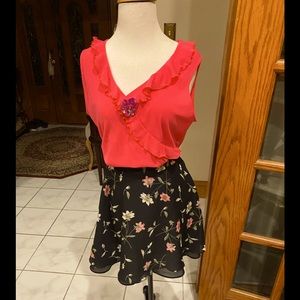 Vintage  80’s/90’s floral mini skirt with small hem showing size 14